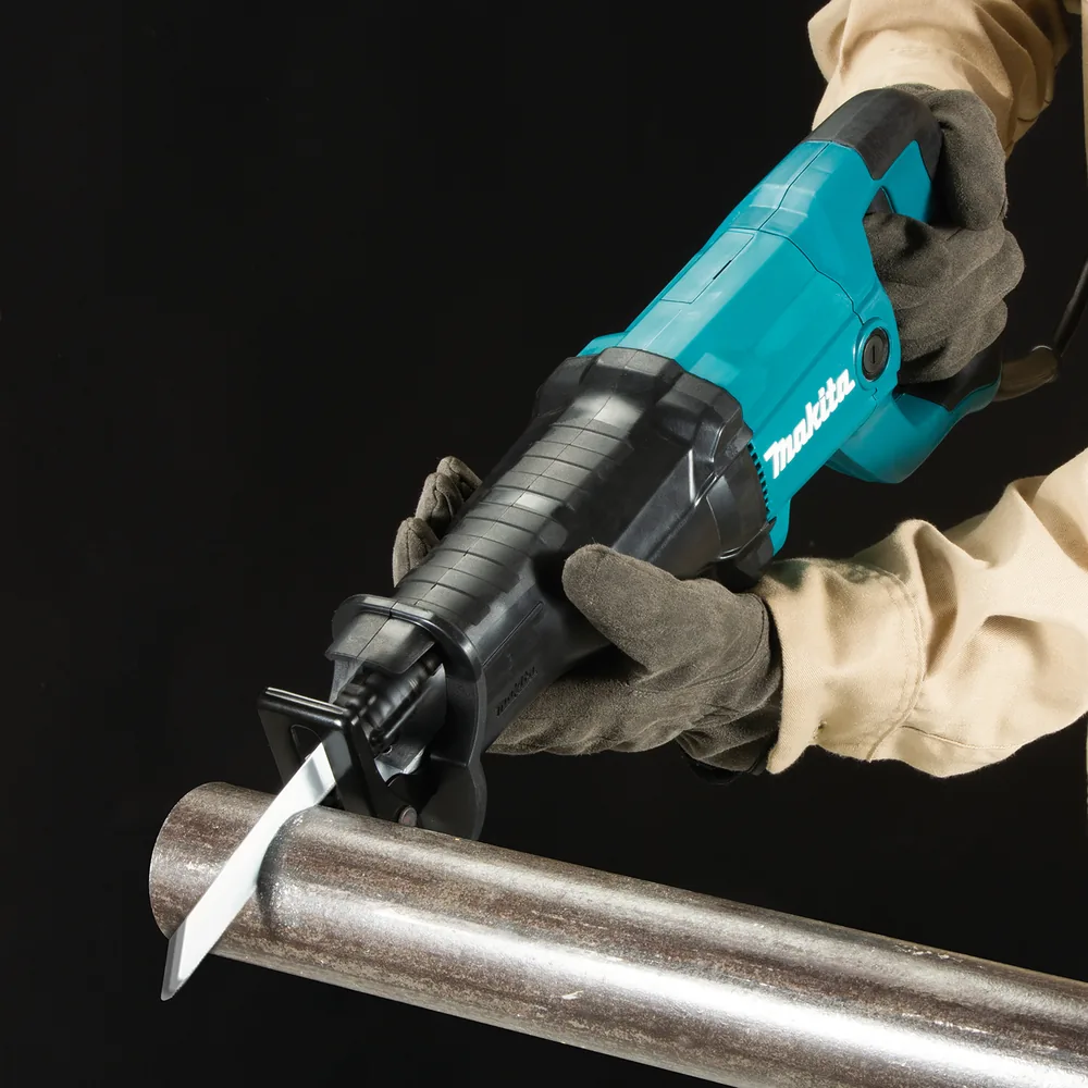 Makita JR3051TK Reciprosäge im Einsatz beim Sägen eines Metallrohrs