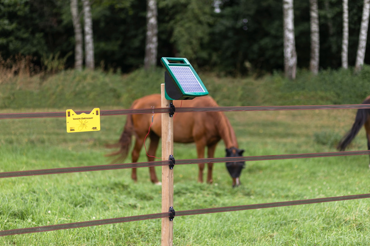 Effizientes Solargerät für Weidezäune - AKO SunPower S1000: Zuverlässige Tierbegrenzung für Landwirte und Tierhalter
