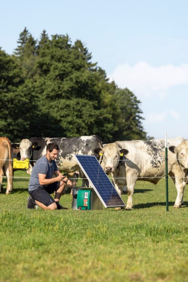 Kerbl Duo Power X 6000 smart – Effizientes und intelligentes Weidezaungerät für Landwirte und Tierhalter. Ideal für Pferde, Rinder und Schafe mit mittlerem bis starkem Bewuchs. Mit Anbindung an Cloud und App-Steuerung.