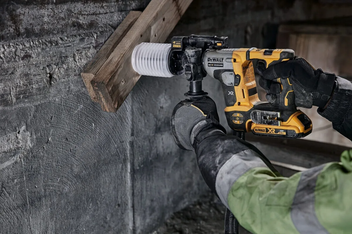 DeWalt DCH172NT Akku-Bohrhammer im Einsatz mit Staubabsaugung an der Wand
