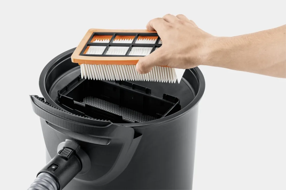 Original Kärcher Flachfaltenfilter KFI 7420 wird in den Aschesauger eingesetzt