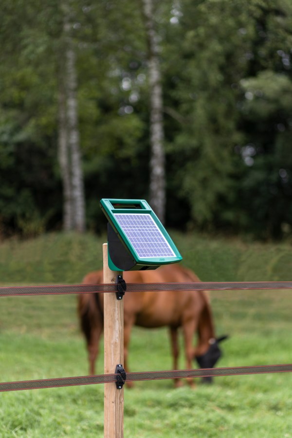 Effizientes Solargerät für Weidezäune - AKO SunPower S1000: Zuverlässige Tierbegrenzung für Landwirte und Tierhalter