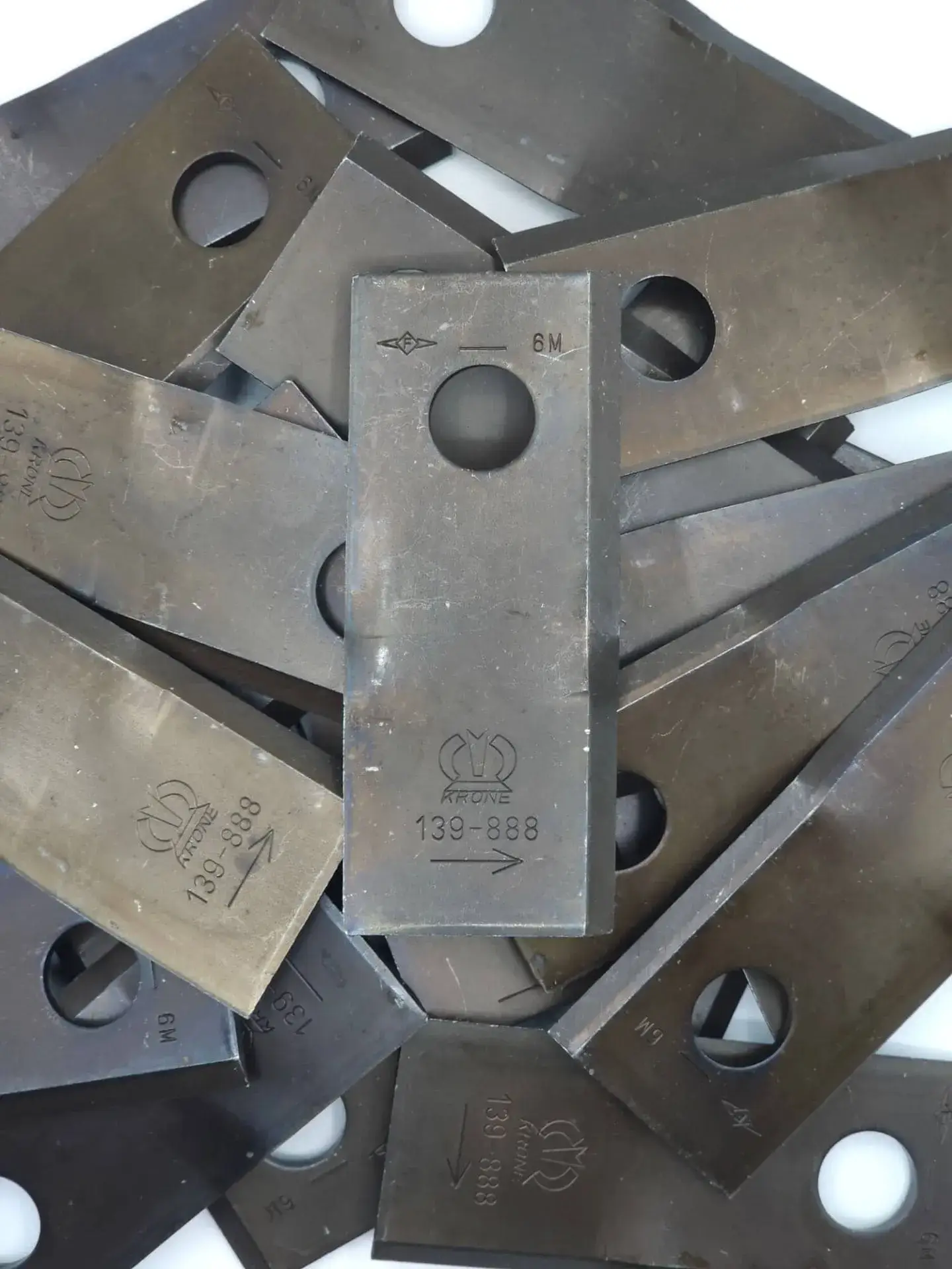 Detailaufnahme der liegenden Original Krone Klingen 139888 und 139889 für Mähwerke