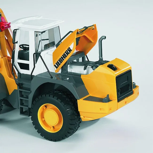 Geöffnete Motorhaube mit Blick auf den Motorblock beim Liebherr L574 Modell
