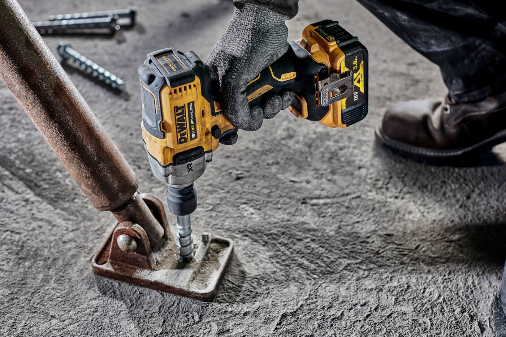 DeWalt DCF892NT Akku-Schlagschrauber im Einsatz an einem Bodenanker, Baustelle
