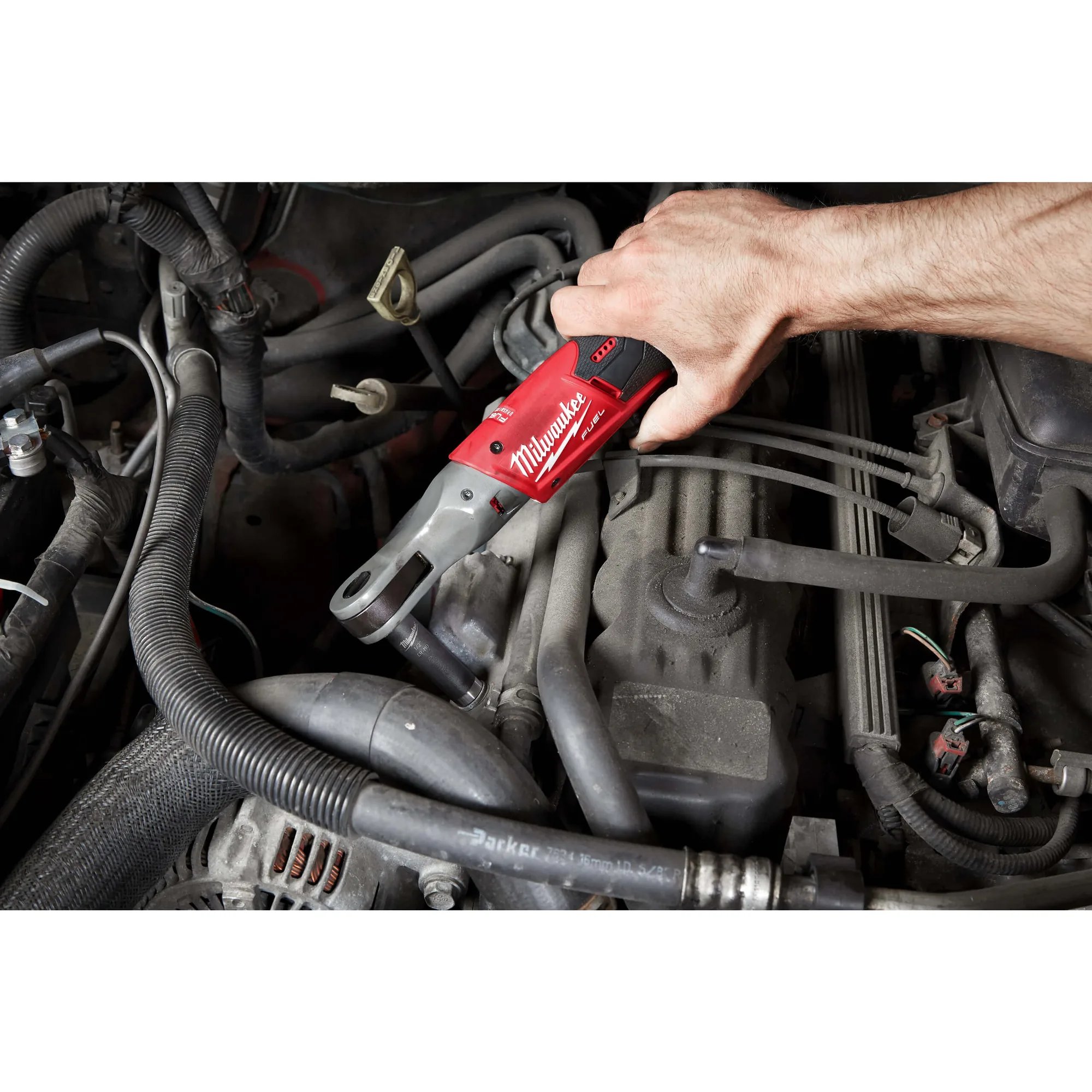 Milwaukee M12 FIR12 Akku-Ratsche beim Lösen im Motorraum