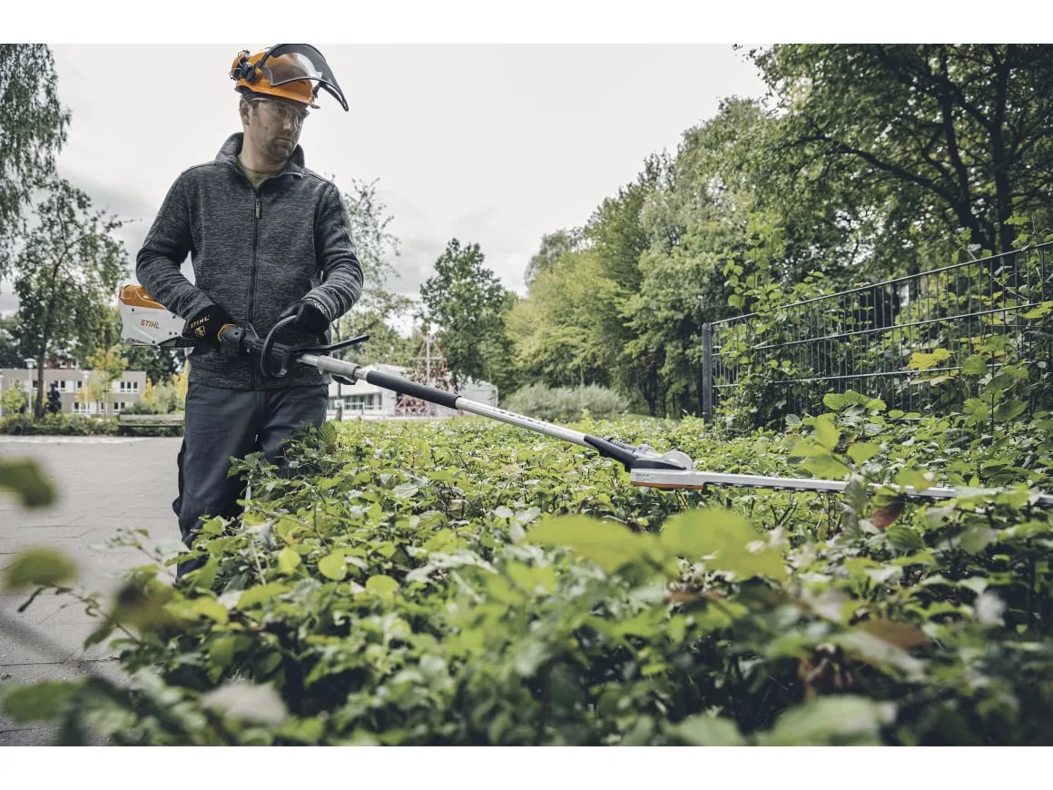 STIHL KMA 135 R Akku-KombiMotor mit Aufsatz im Einsatz an einer Hecke