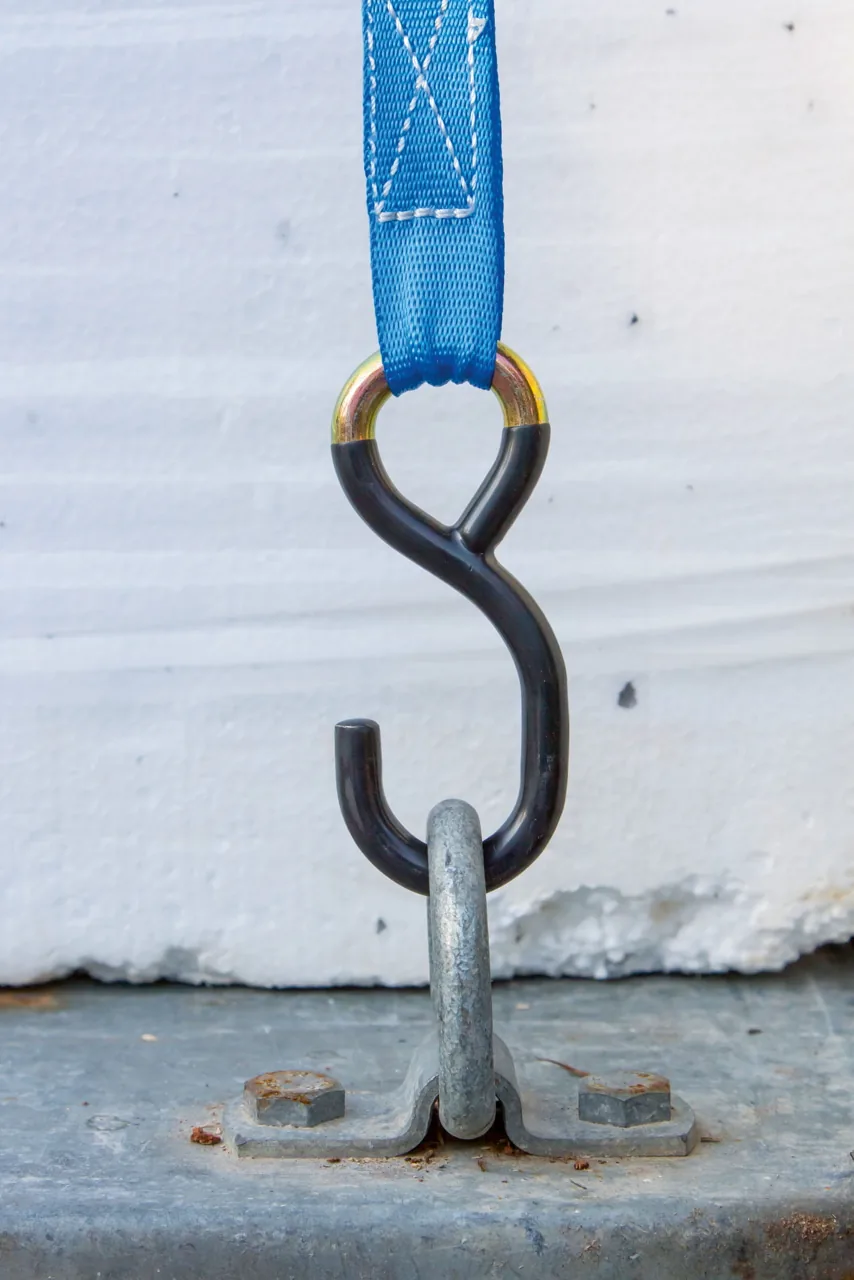 Detailaufnahme des blauen Kerbl Zurrgurts mit S-Haken an einer Öse