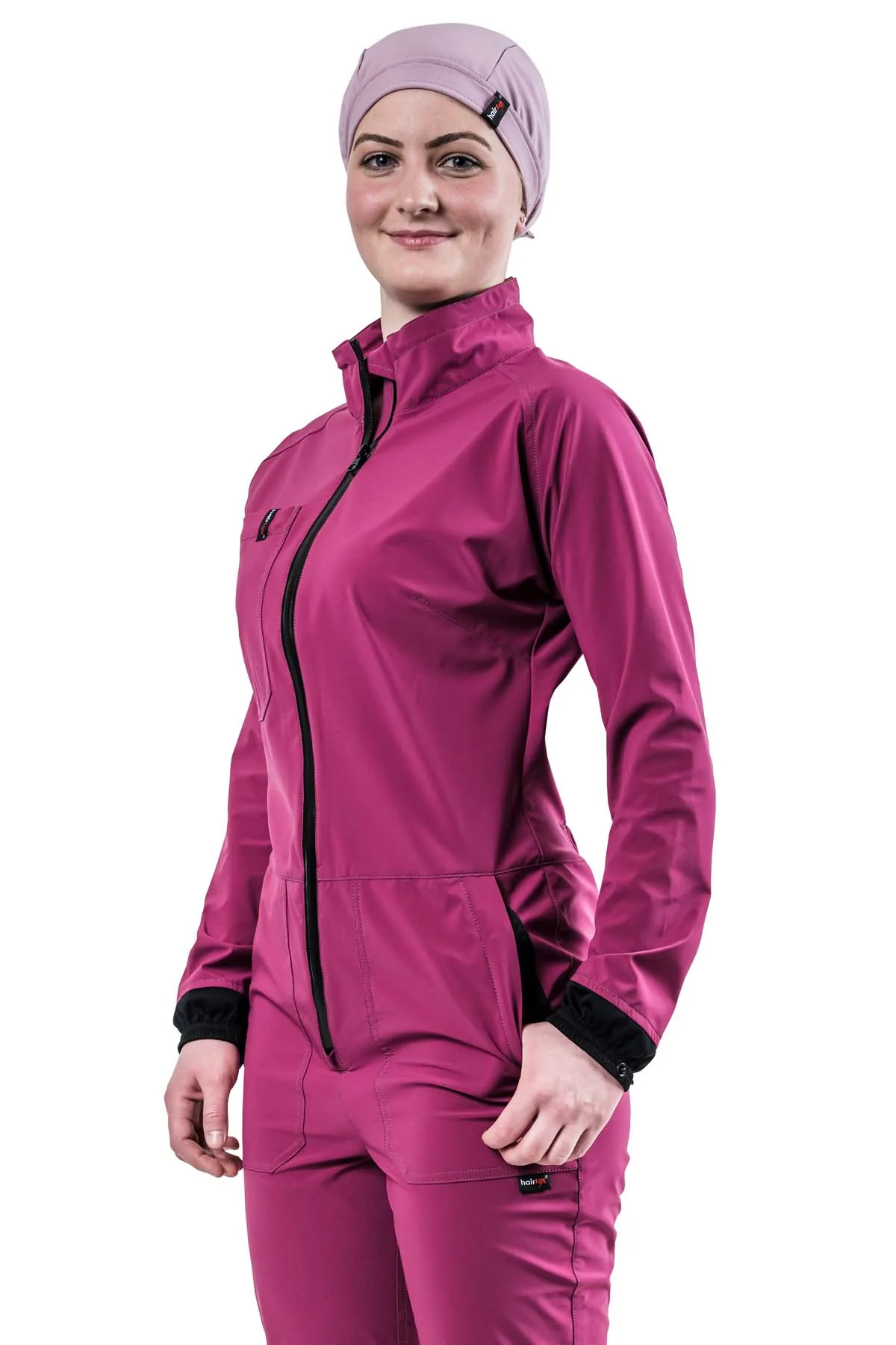 Frau in beerenfarbenem Hairtex Damen-Overall mit Stehkragen und Frontreißverschluss