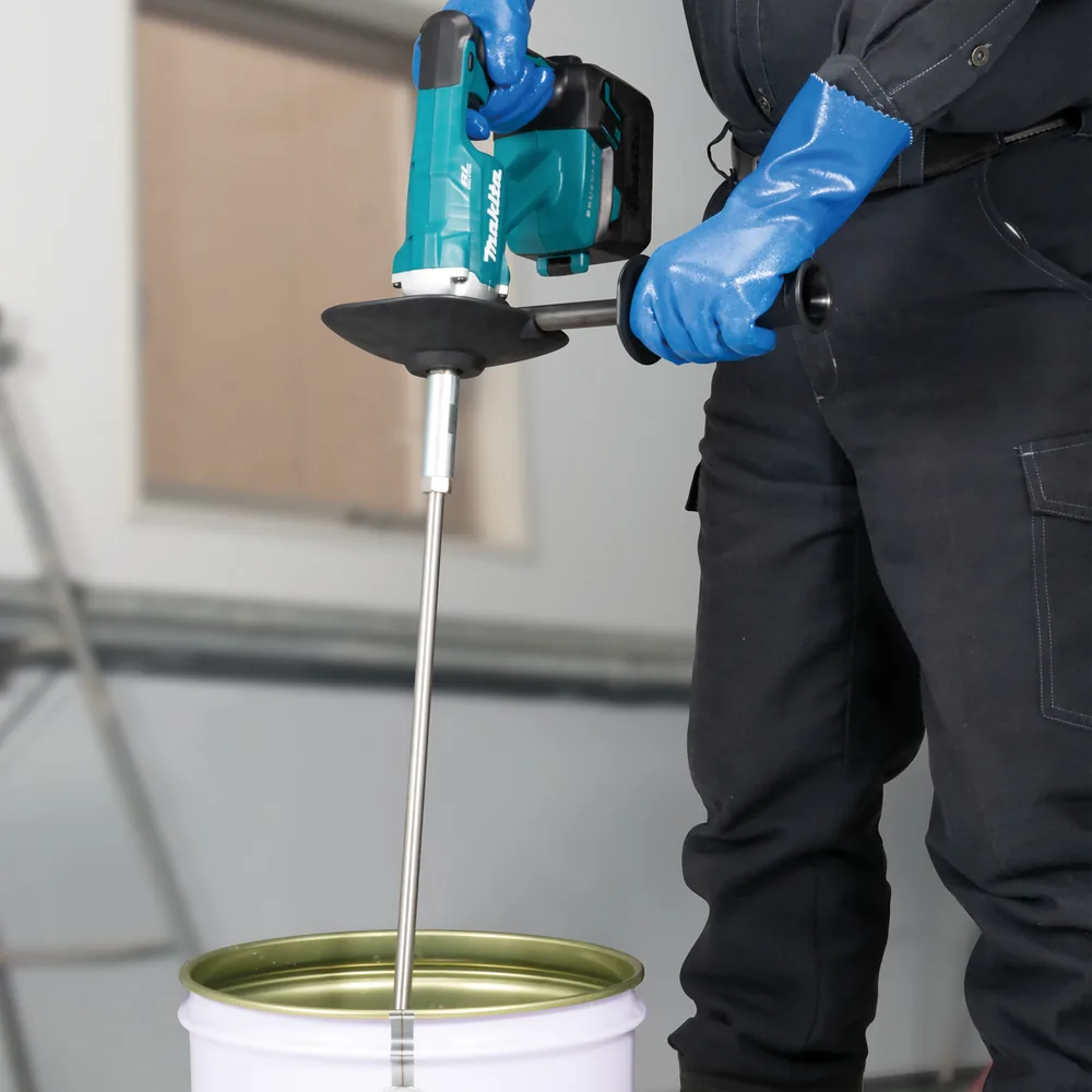Makita DUT130Z Akku-Rührwerk im Einsatz beim Anrühren von Material in einem Eimer