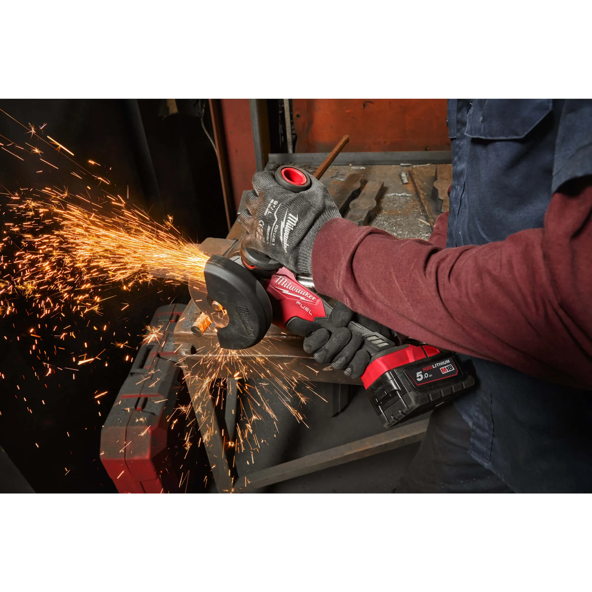 Milwaukee M18 FUEL Winkelschleifer im Einsatz beim Trennen von Metall mit Funkenflug