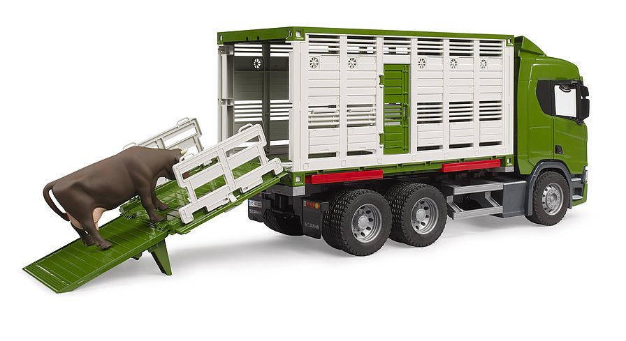 Beladung des BRUDER Scania Tiertransporters: Kuh läuft über die ausklappbare Rampe in den Container