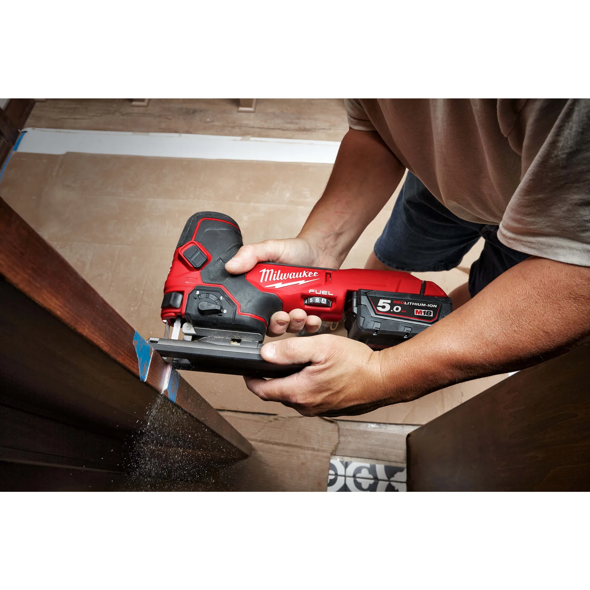 Milwaukee M18 FBJS Stichsäge beim Sägen in einer Ecke