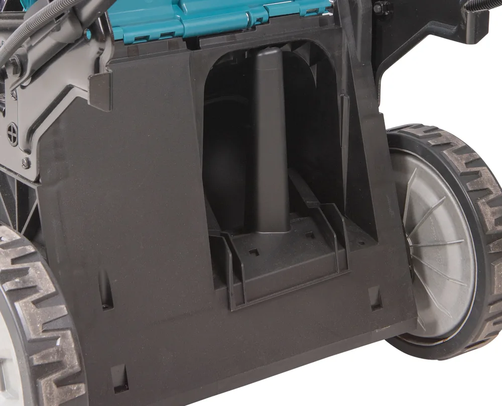 Detail von Mulchfunktion und Auswurf an der Unterseite des Makita DLM481Z