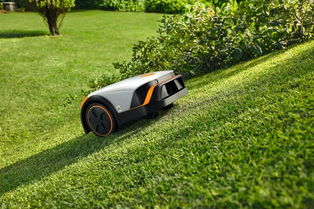 STIHL iMOW 4 Mähroboter beim Mähen an einem Hang