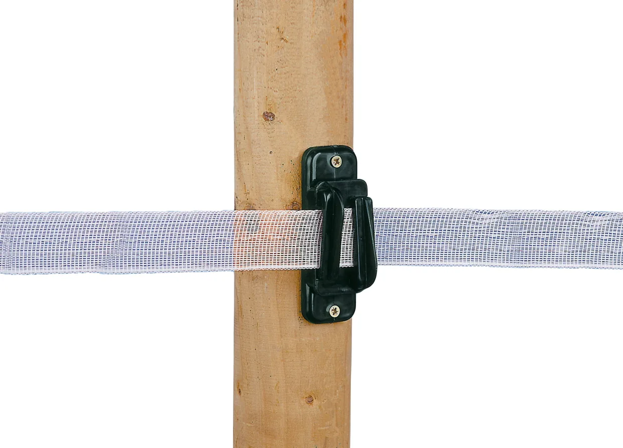 Schwarzer Bandisolator mit weißem Band am Holzpfosten