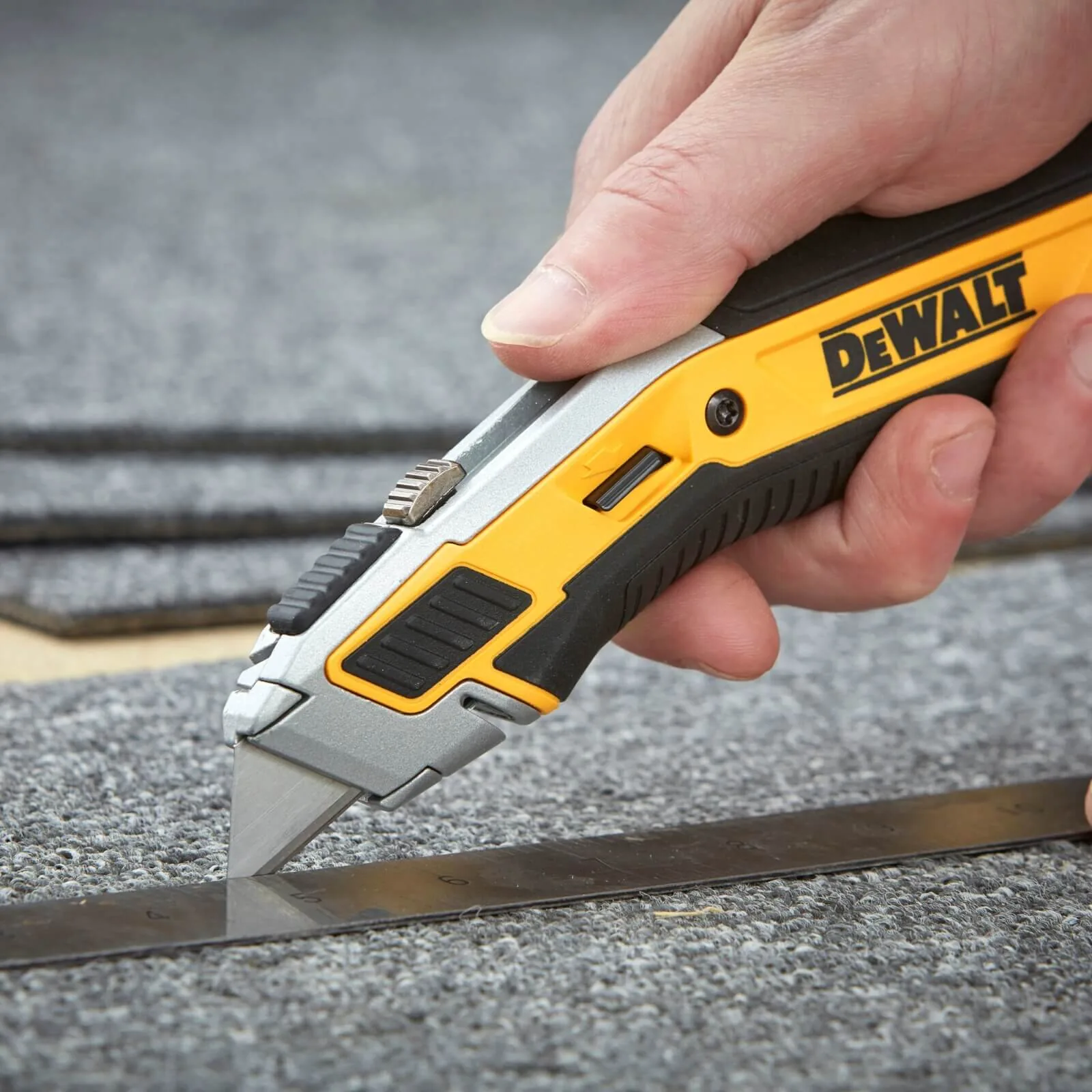 DeWalt DWHT0-10295 Premium-Retraktormesser im Einsatz beim Schneiden
