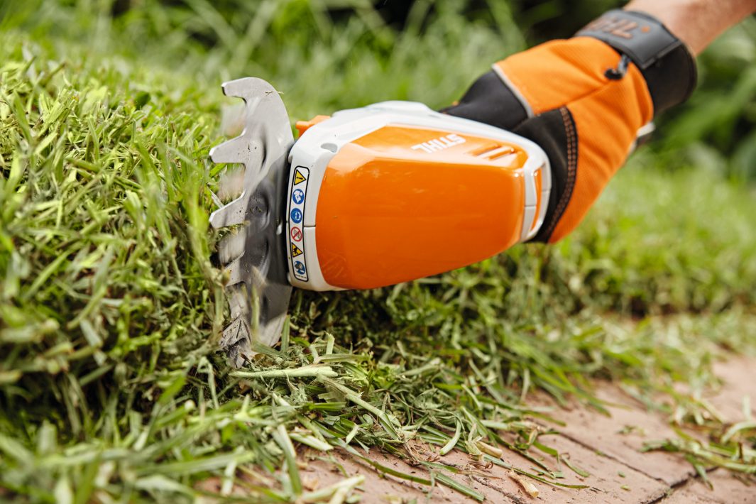 STIHL HSA 26 Akku Heckenschere Set - Leise, Handlich, 110 Min Laufzeit STIHL HSA 26 Akku Heckenschere Set - Leise, Handlich, 110 Min Laufzeit