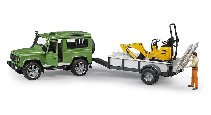 Spielszene: Bauarbeiter verlädt den JCB Mikrobagger über die Rampe auf den Autoanhänger