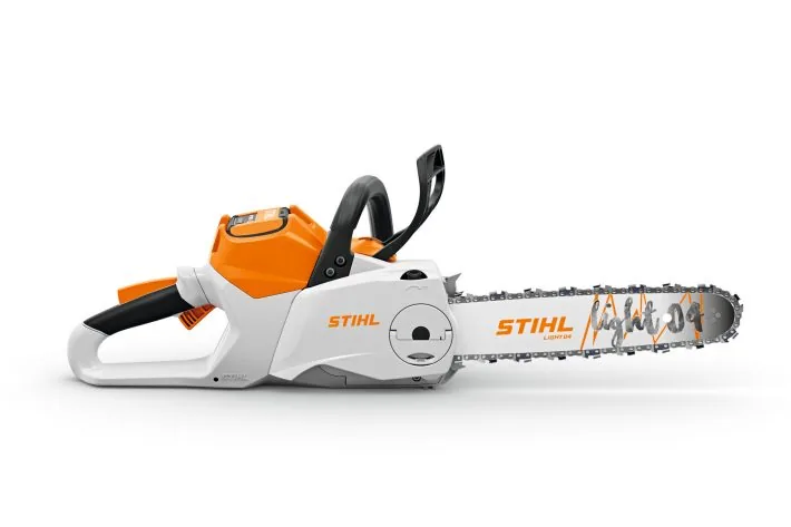 STIHL MSA 220 C-B Akku-Kettensäge in Gegenansicht mit 40 cm Schiene und werkzeugloser Kettenspannung