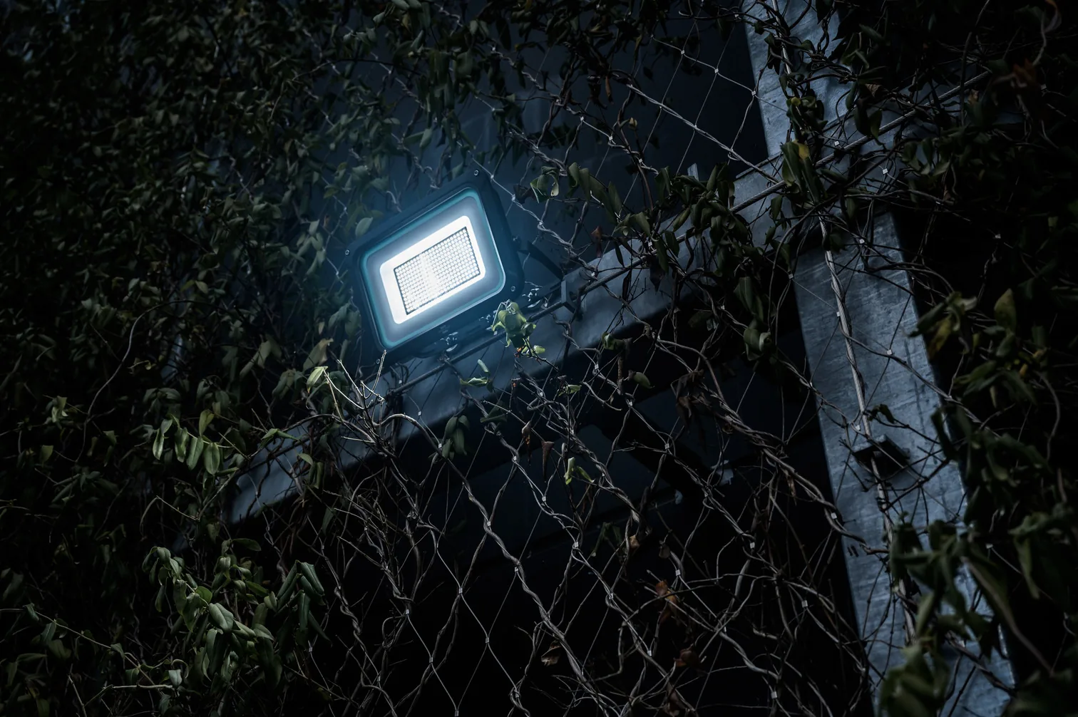 Brennenstuhl JARO 20060 LED-Flutlicht im nächtlichen Einsatz im Außenbereich