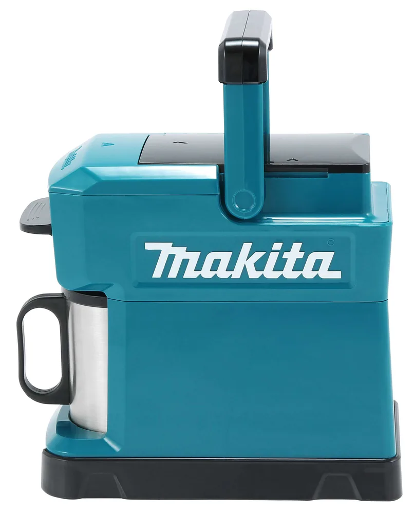 Makita DCM501Z Akku-Kaffeemaschine in der Seitenansicht mit Becher und Logo