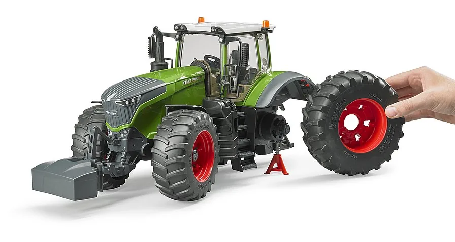 Spielszene: Mechaniker beim Reifenwechsel am BRUDER Fendt Traktor mit abnehmbaren Rädern