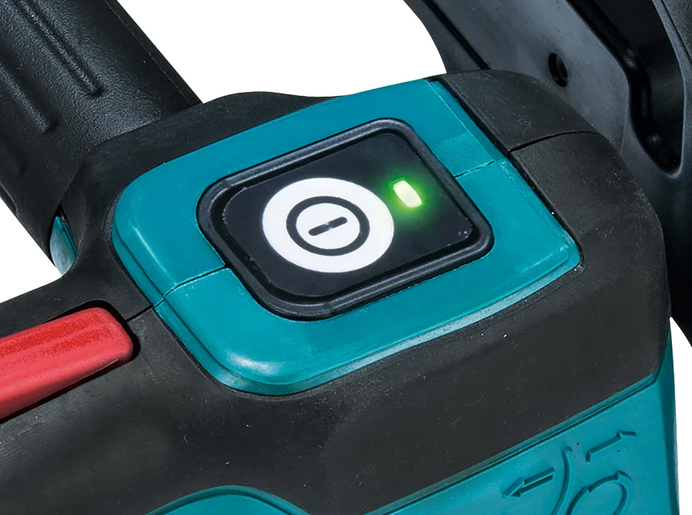Detail des Ein-/Ausschalters mit grüner LED an der Makita DUC254Z