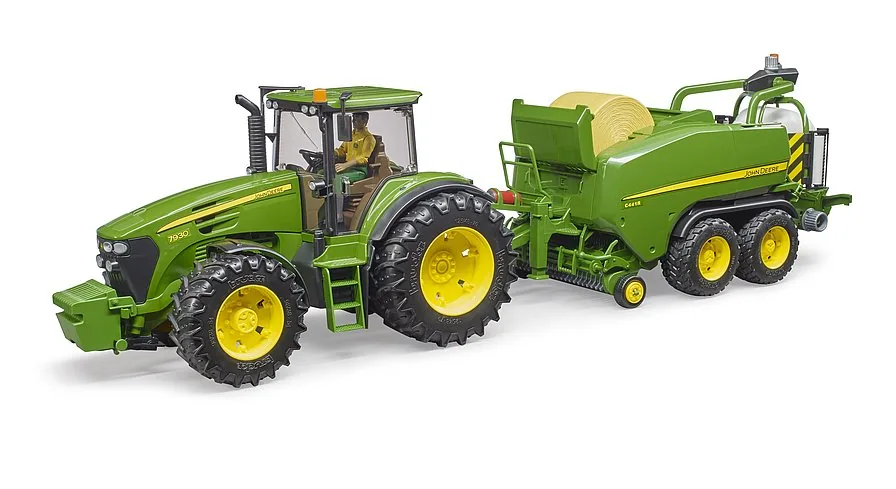 Bruder John Deere C441R Press-Wickelkombination im Einsatz an einem Traktor