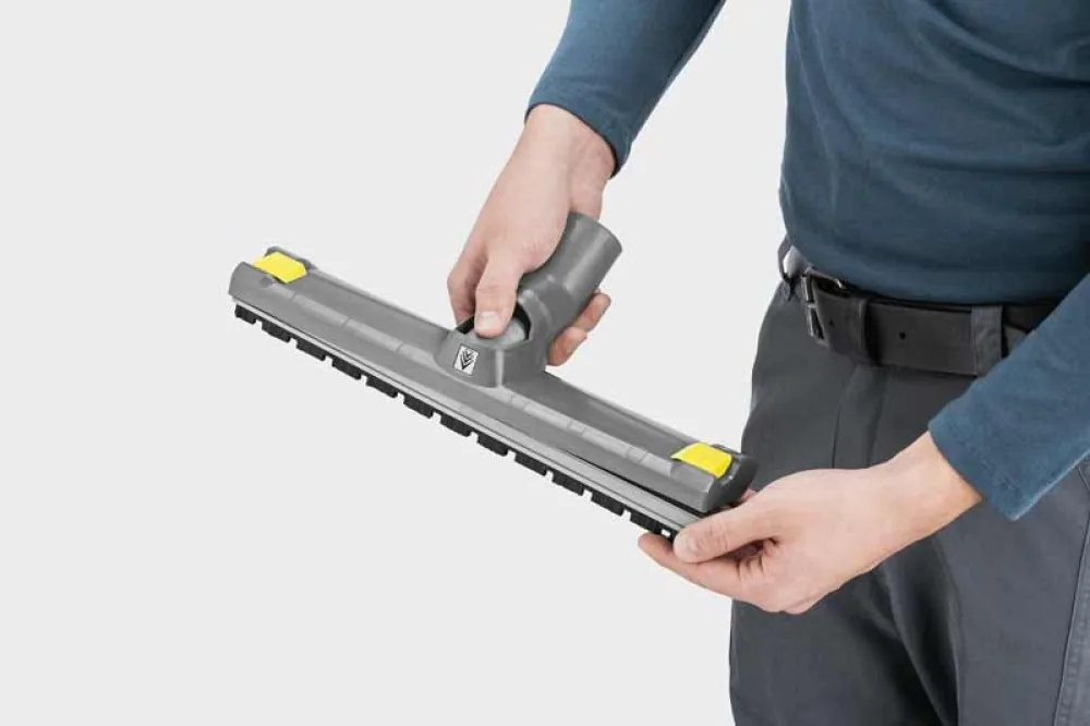 Kärcher Bodendüse NT DN35 360 mm, grau, wird in den Händen gehalten