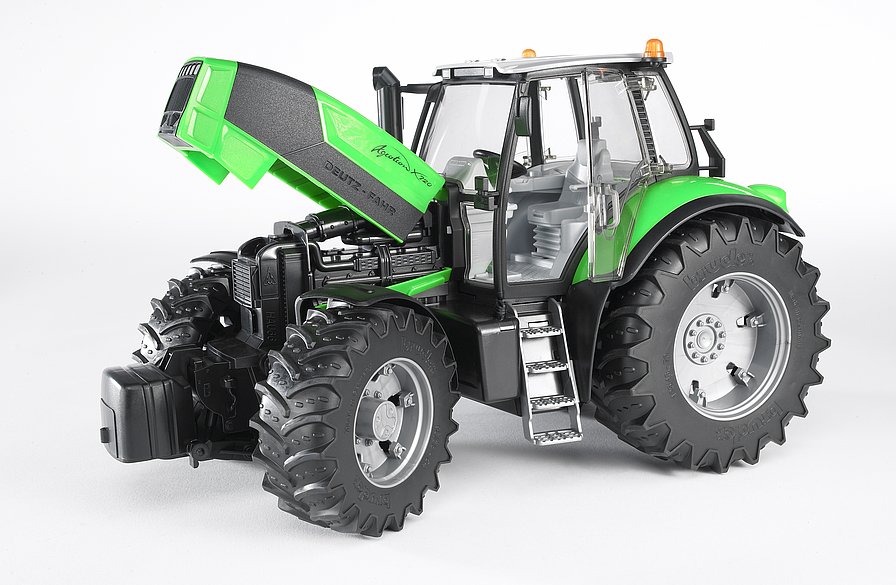 Detailansicht: Geöffnete Motorhaube mit Blick auf den Motorblock des Deutz Agrotron