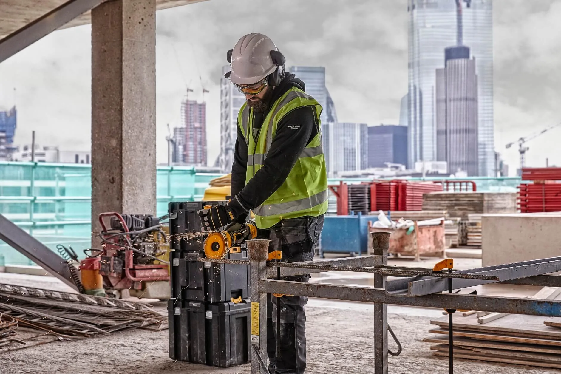 DeWalt DCG418NT FLEXVOLT Winkelschleifer im Einsatz auf einer Hochhaus-Baustelle
