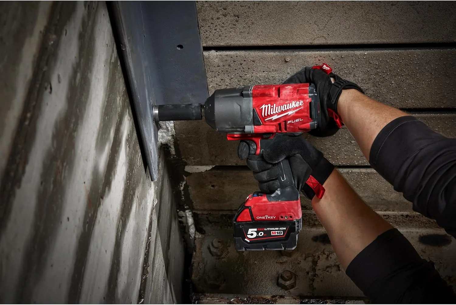 Milwaukee M18 FUEL Schlagschrauber 3/4 Zoll im Einsatz bei wenig Licht