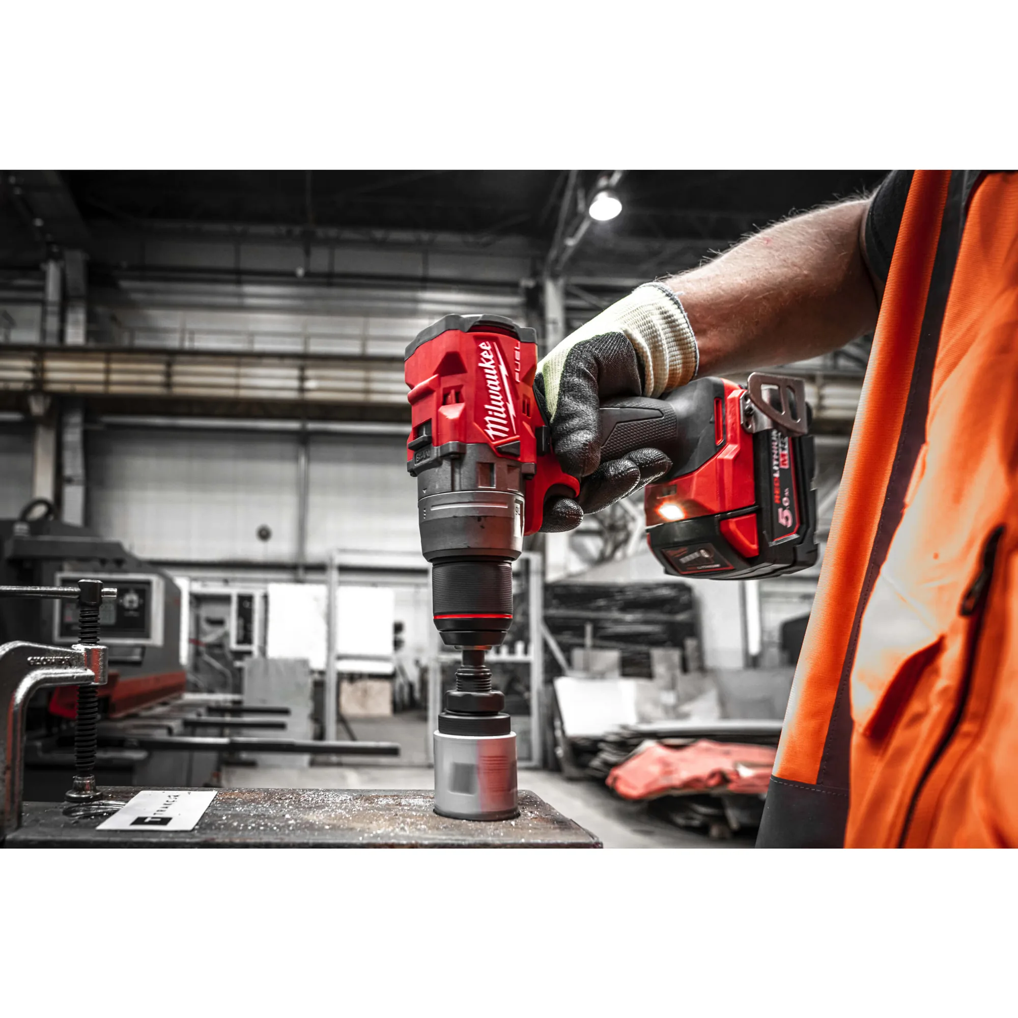 Milwaukee M18 FUEL FPD3 im Einsatz beim Bohren an einer Werkbank