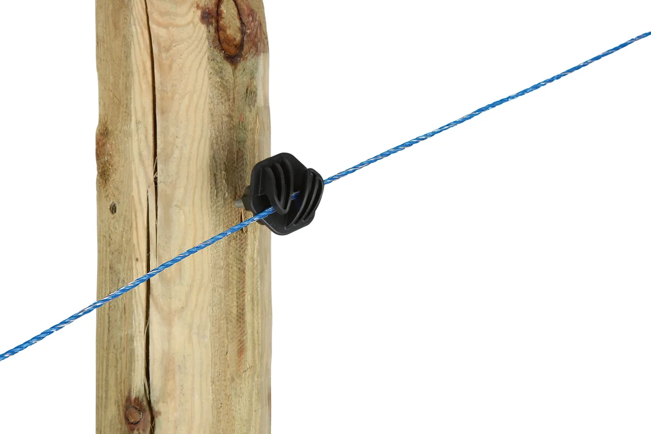 Kerbl WildHog Litze blau am umwickelten schwarzen Isolator des Holzpfostens