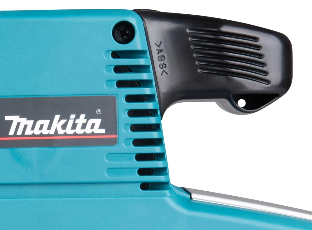 Griffbereich des Makita 9404J Bandschleifers in der Detailaufnahme