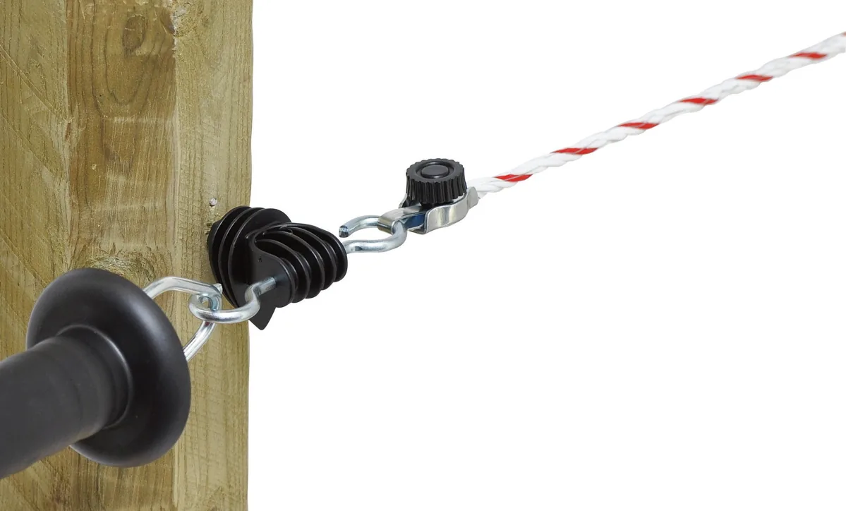 Kerbl Spannisolator mit Feder am Holzpfosten, weiß-rotes Weidezaunseil