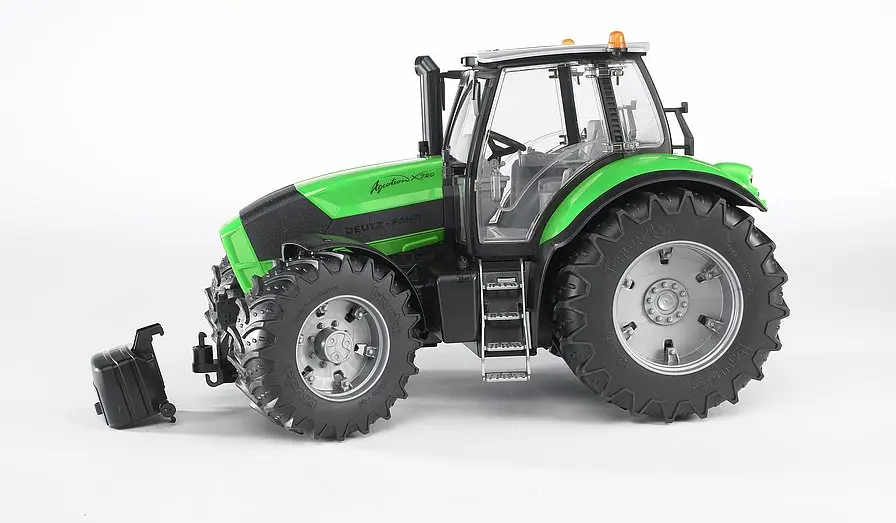 BRUDER Deutz Agrotron X720 Traktor 03080 in Seitenansicht mit Frontgewicht