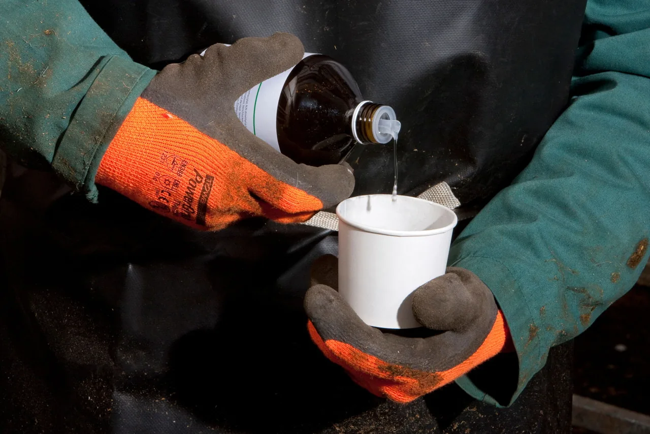 Kerbl Technovit Flüssigkeit wird in einen Becher gegossen