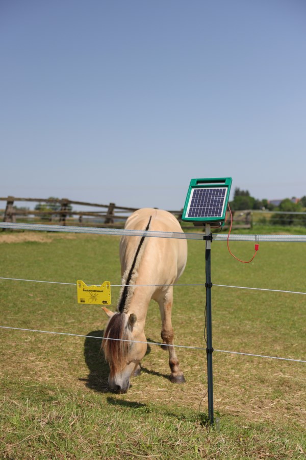Effizientes Solargerät für Weidezäune - AKO SunPower S1000: Zuverlässige Tierbegrenzung für Landwirte und Tierhalter