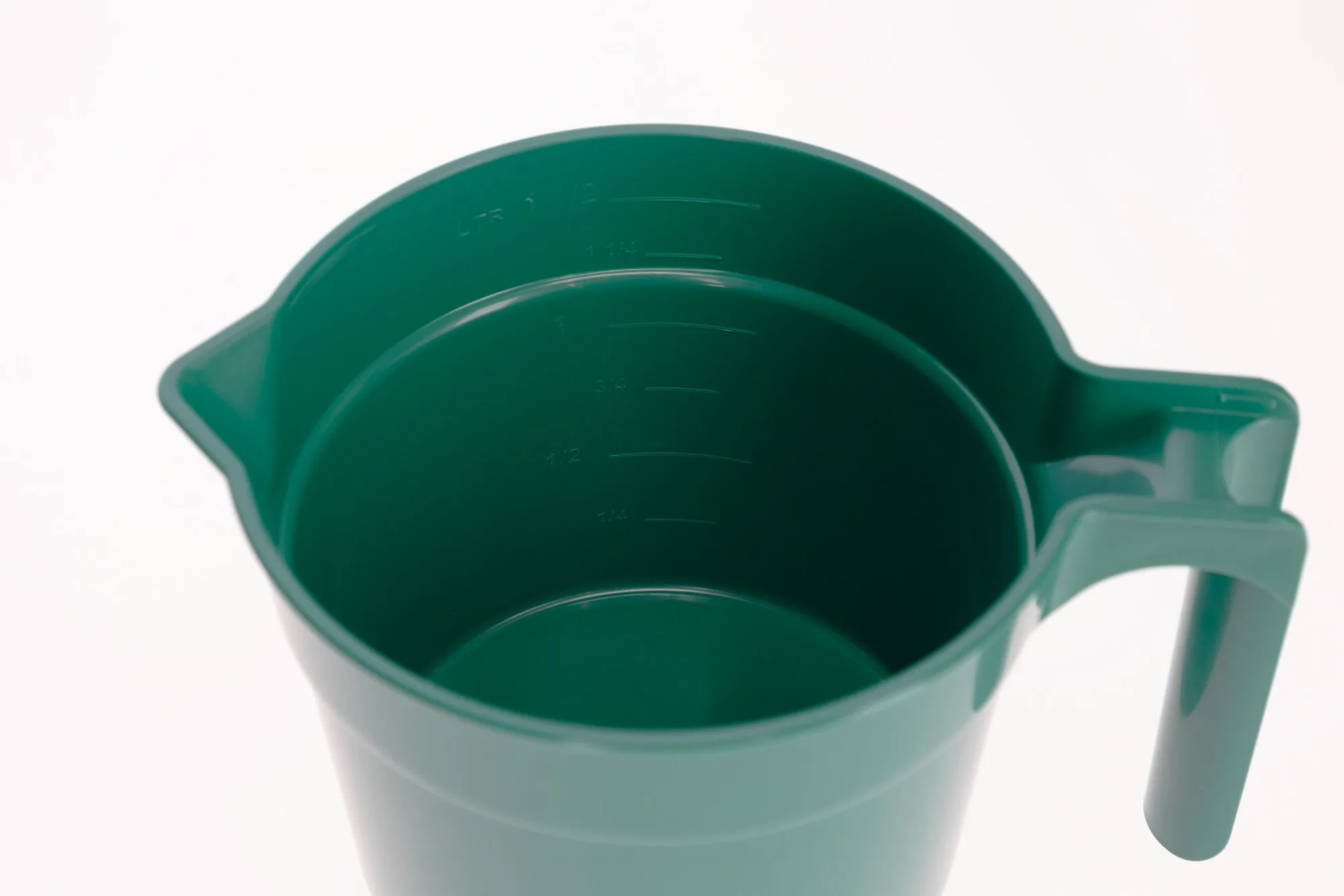 Grüner Vormelkbecher Premium 1,5 l mit Griff und Ausguss, freigestellt