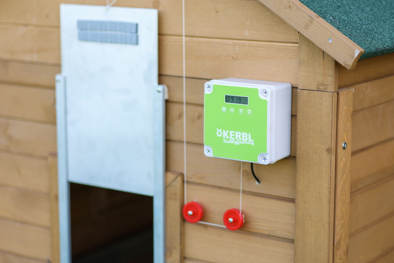 Kerbl Automatische Hühnertür Steuerung - Zuverlässiger Schutz für Geflügel durch tageslicht- und uhrzeitabhängige Steuerung.