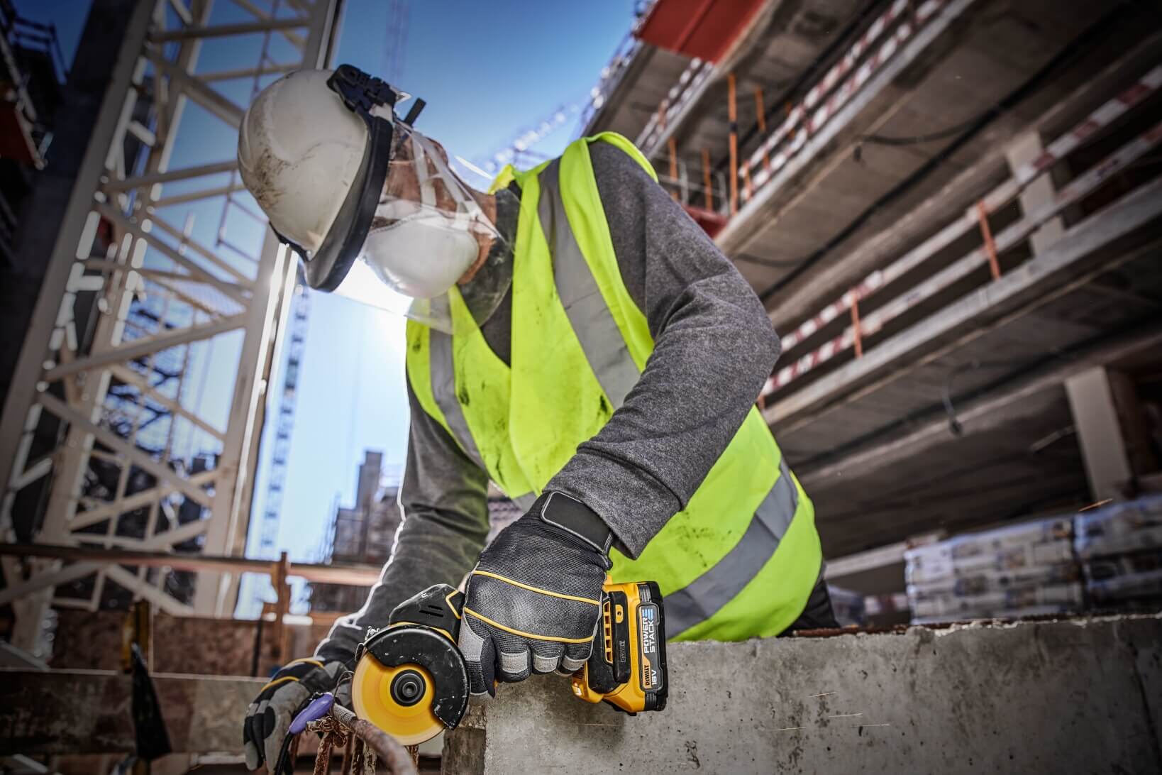 DeWalt DCS438N 18V XR 76-mm Akku-Trennschleifer – Kompakter und leistungsstarker Winkelschleifer für präzise Schnitte