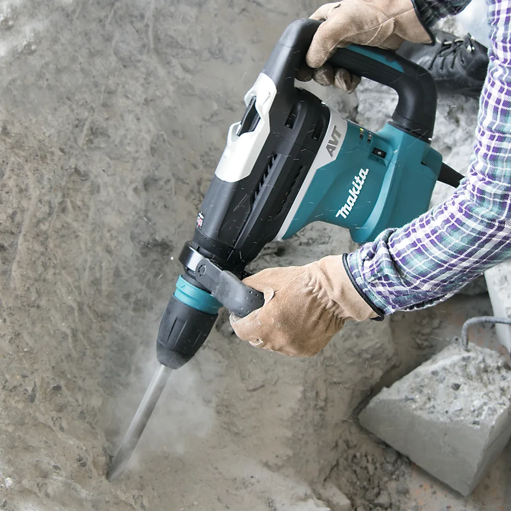 Makita HR4013C Kombihammer im Einsatz beim Meißeln von Beton