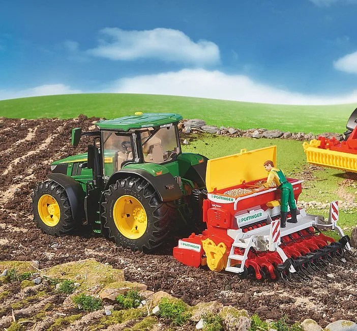 Befüllen des Saatguttanks der Pöttinger Sämaschine am John Deere Traktor