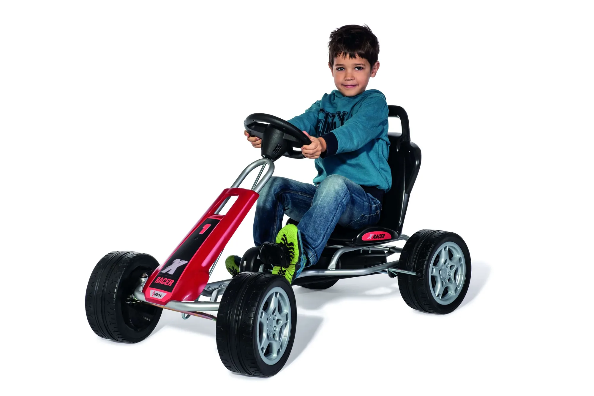 Kind auf rotem Ferbedo GoKart X-Racer Tretauto mit silbernem Rahmen