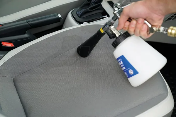 KS Tools Druckluft-Reinigungspistole 160300 reinigt einen Autositz