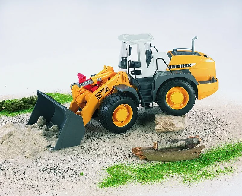 Bruder Liebherr Radlader im Outdoor-Einsatz auf der Sandkasten-Baustelle