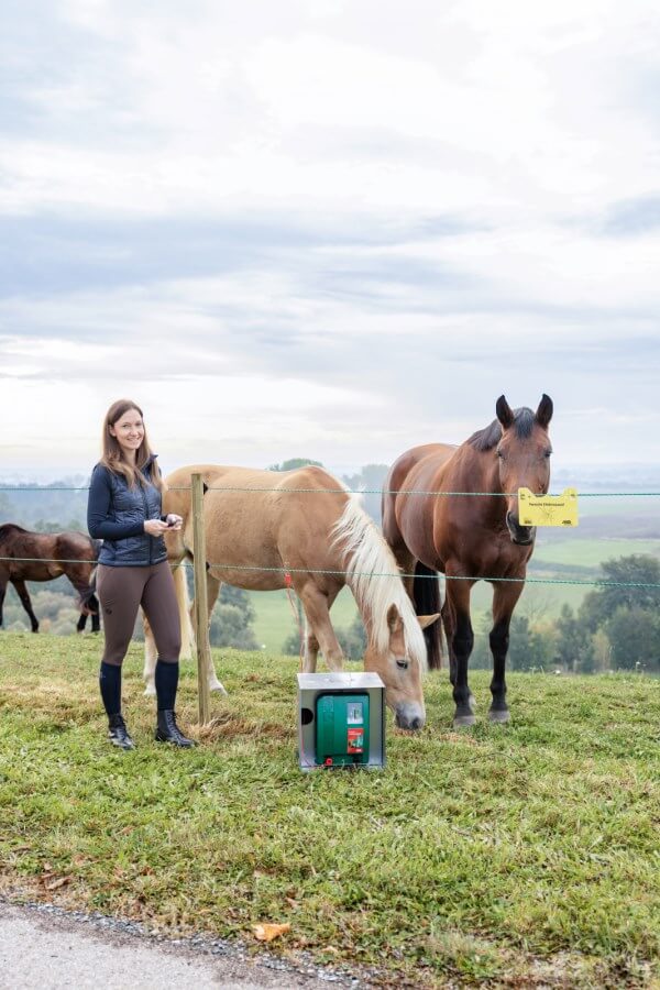Kerbl Duo Power X 6000 smart – Effizientes und intelligentes Weidezaungerät für Landwirte und Tierhalter. Ideal für Pferde, Rinder und Schafe mit mittlerem bis starkem Bewuchs. Mit Anbindung an Cloud und App-Steuerung.