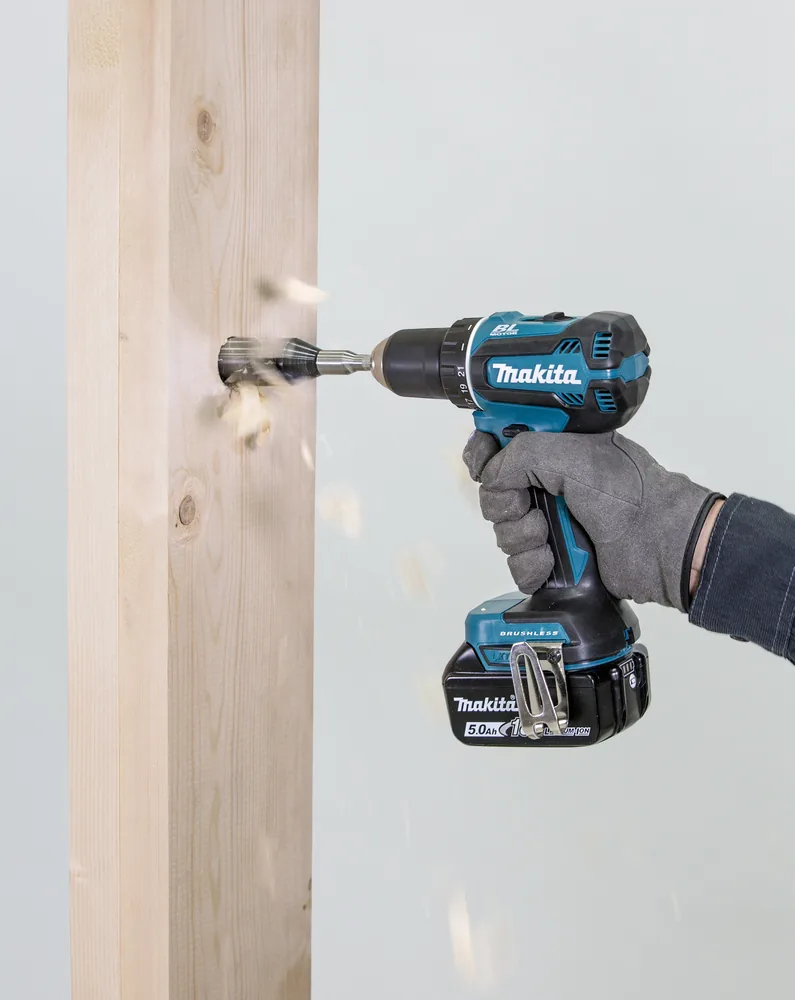 Makita DDF485Z Akku-Bohrschrauber beim Bohren in einen Holzbalken